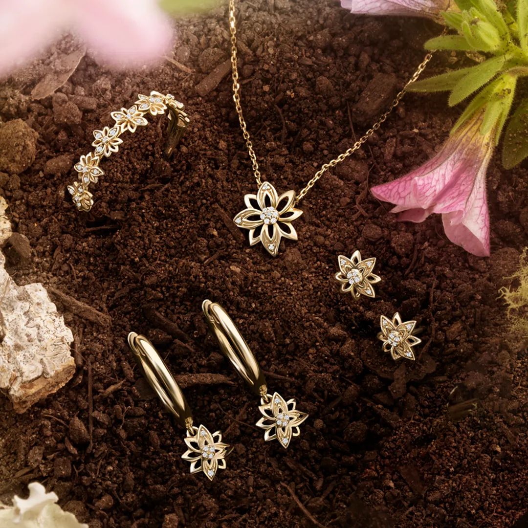 Helia™ Diamond Flower Ring in 9ct Recycled Gold